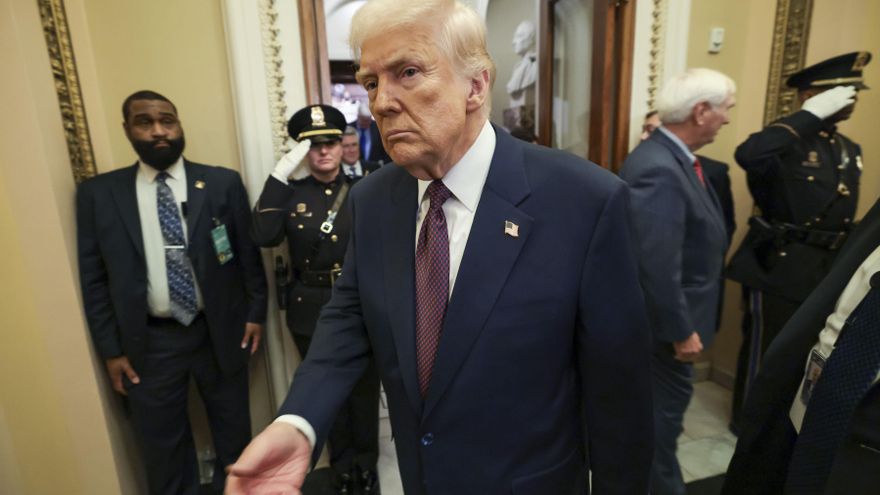 Trump aplaza un mes los aranceles a los coches en su guerra comercial con México y Canadá