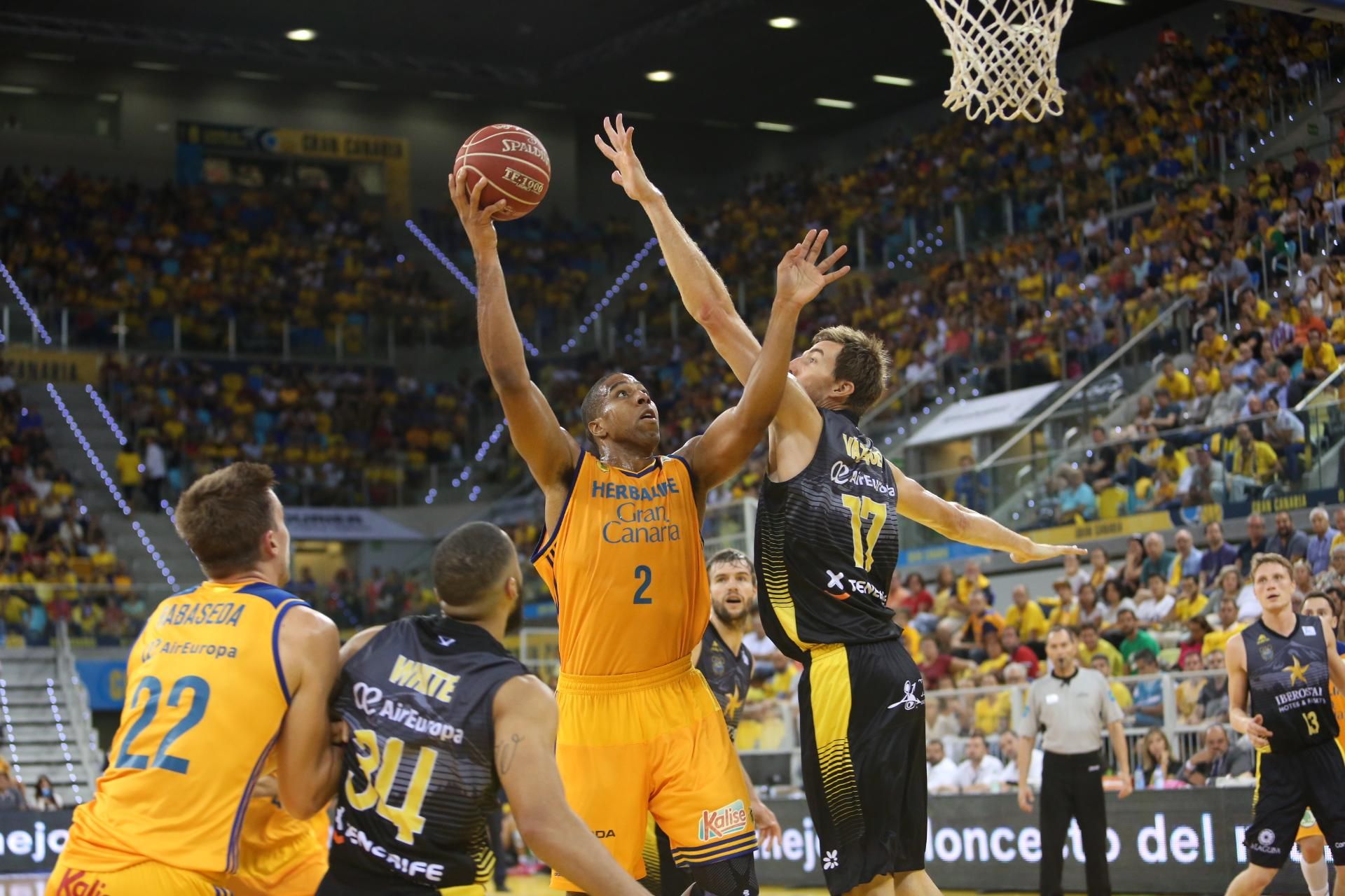 Imágenes del encuentro entre Herbalife Gran Canaria - Iberostar Tenerife. Alejandro Ramos.