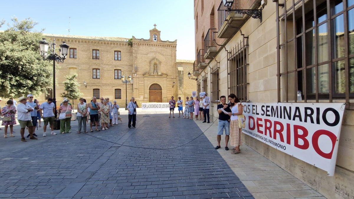 Lectura del manifiesto por parte de la historiadora y profesora Irene Abad, con el Seminario al fondo.