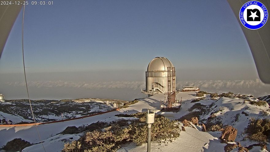 Las cumbres de La Palma lucen  un inmenso manto de nieve en Navidad en un día casi despejado