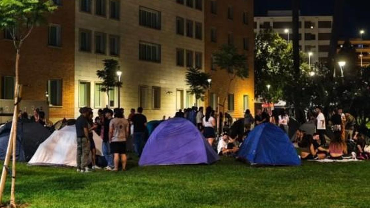 Parte de la acampada por la vivienda en Córdoba durante su primera noche | MOVBIMIENTO POR LA VIVIENDA DE CÓRDOBA