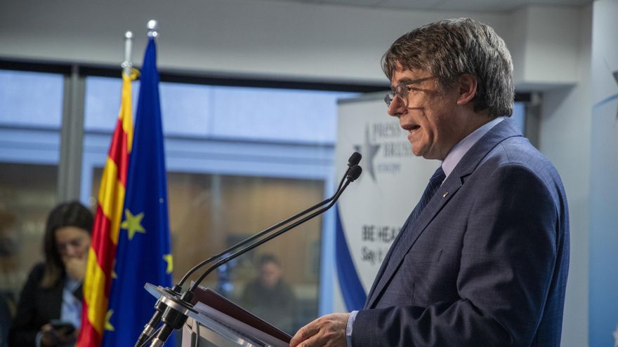 El expresidente de la Generalitat y eurodiputado de Junts, Carles Puigdemont, comparece en una rueda de prensa para explicar los detalles del acuerdo de investidura con el PSOE, en el Parlamento Europeo, a 9 de noviembre de 2023, en Bruselas (Bélgica). PS