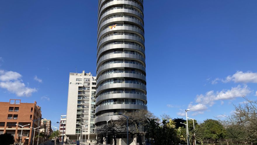 Un informe dirá si la fachada de un edificio de Mislata, de la misma promotora que el incendiado, tiene características comunes