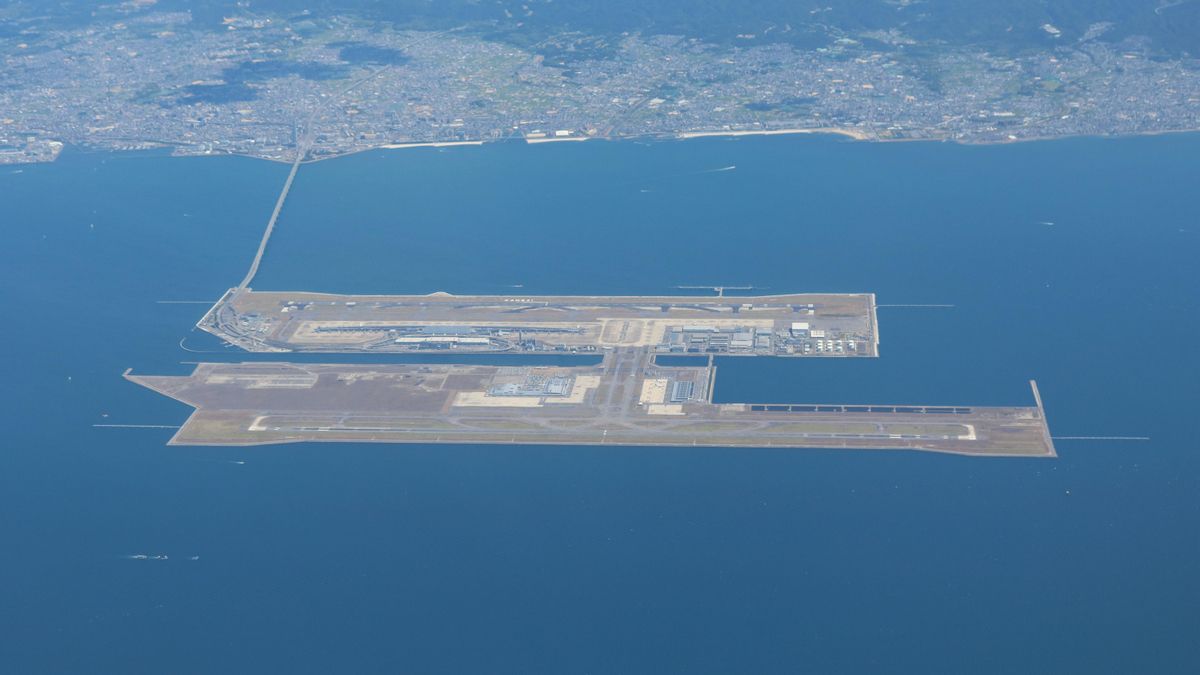 Construido en dos islas artificiales y con un tráfico de 30 millones de pasajeros: este es el aeropuerto que se está hundiendo en el mar