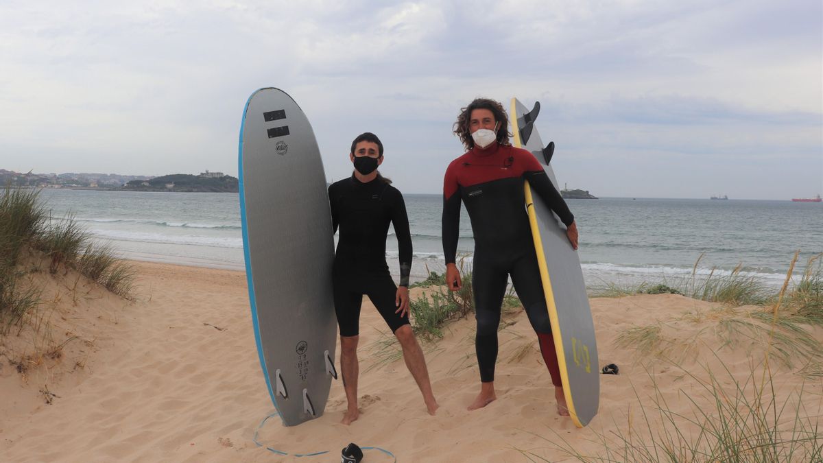 Juanma y Claudio en la playa de Somo, en Ribamontán al Mar.