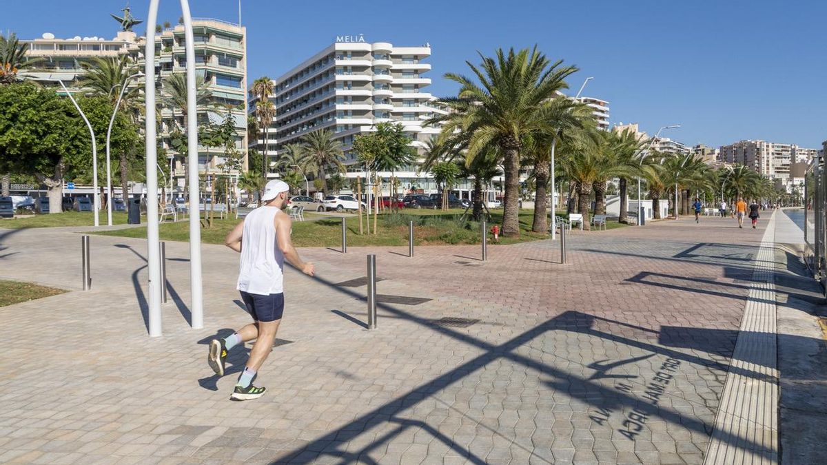 La amplitud de las nuevas aceras permite hacer deporte, a pie o en bicicleta, por el paseo.