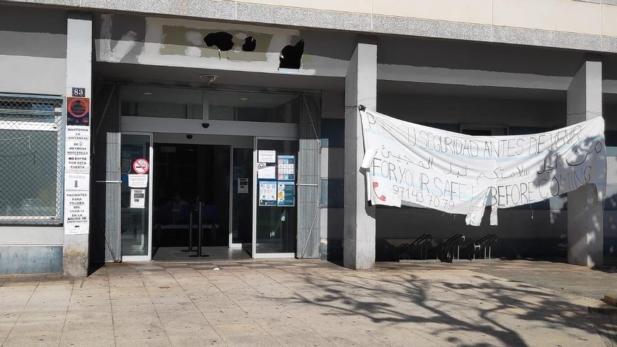 El centro de Salud de Son Gotleu, con una sábana colgada entre dos columnas pidiendo en tres idiomas (castellano, árabe e inglés) llamar por teléfono antes de acudir al centro.