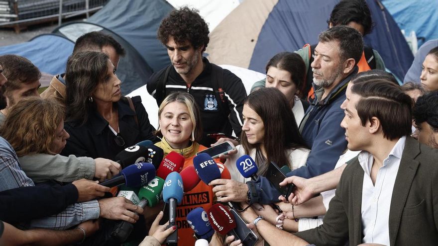 Valeria Racu, portavoz del Sindicato de Inquilinas, hace declaraciones a los medios de comunicación en la Puerta del Sol este martes.