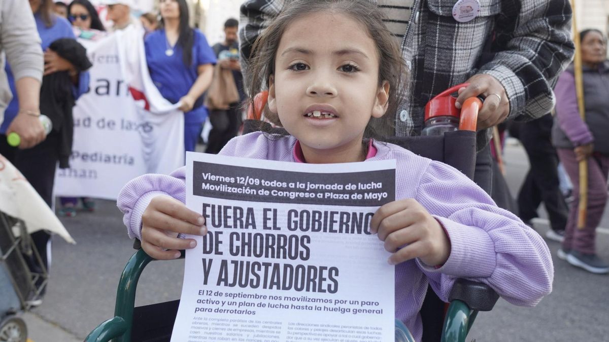 El Presupuesto 2026 de Milei desengancha la actualización automática de la Asignación Universal por Hijo.