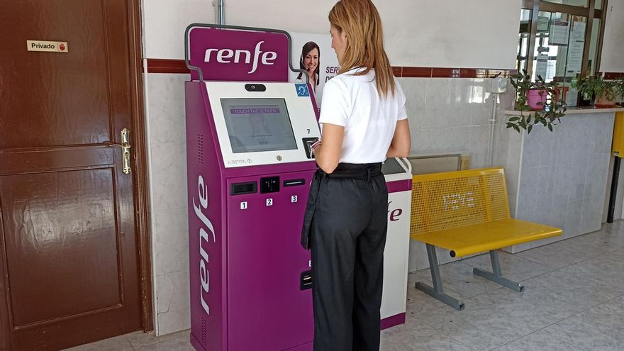 Renfe ya sólo atiende por 'contact center' en remoto a través de una pantalla en siete estaciones de tren de León