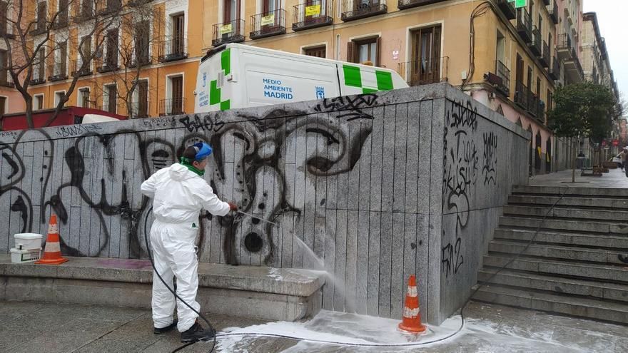El Ayuntamiento de Madrid endurece su lucha contra el grafiti: 384 denuncias, 700 identificados y protocolo para que los autores limpien sus pintadas