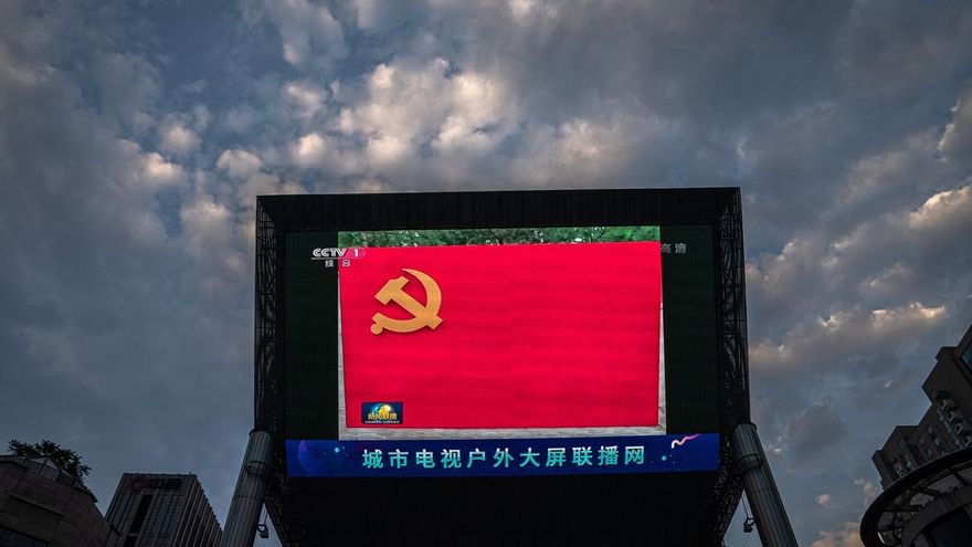 Una pantalla de grandes dimensiones muestra la bandera del Partido Comunista chino durante las noticias de la tarde, en Pekín, China.