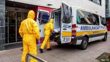 Dos sanitarios trasladan a un paciente al hospital en Burgos.