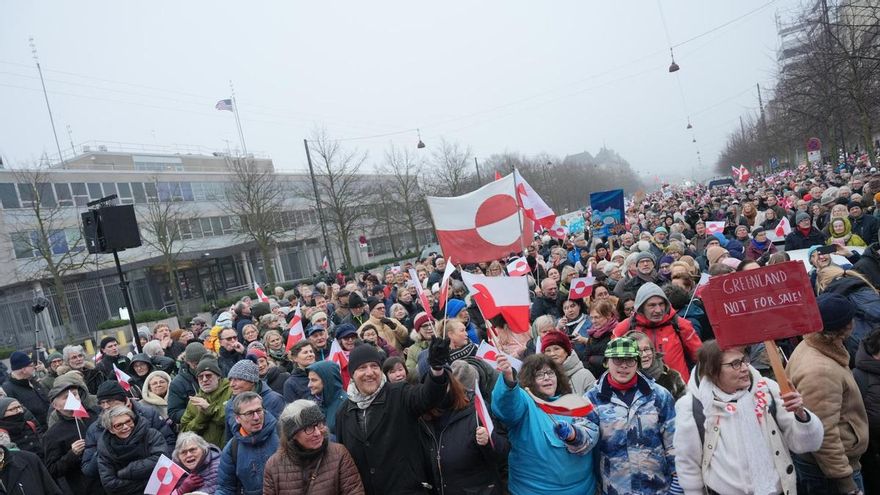Miles de personas recorren Copenhague al grito de "Groenlandia no está en venta"