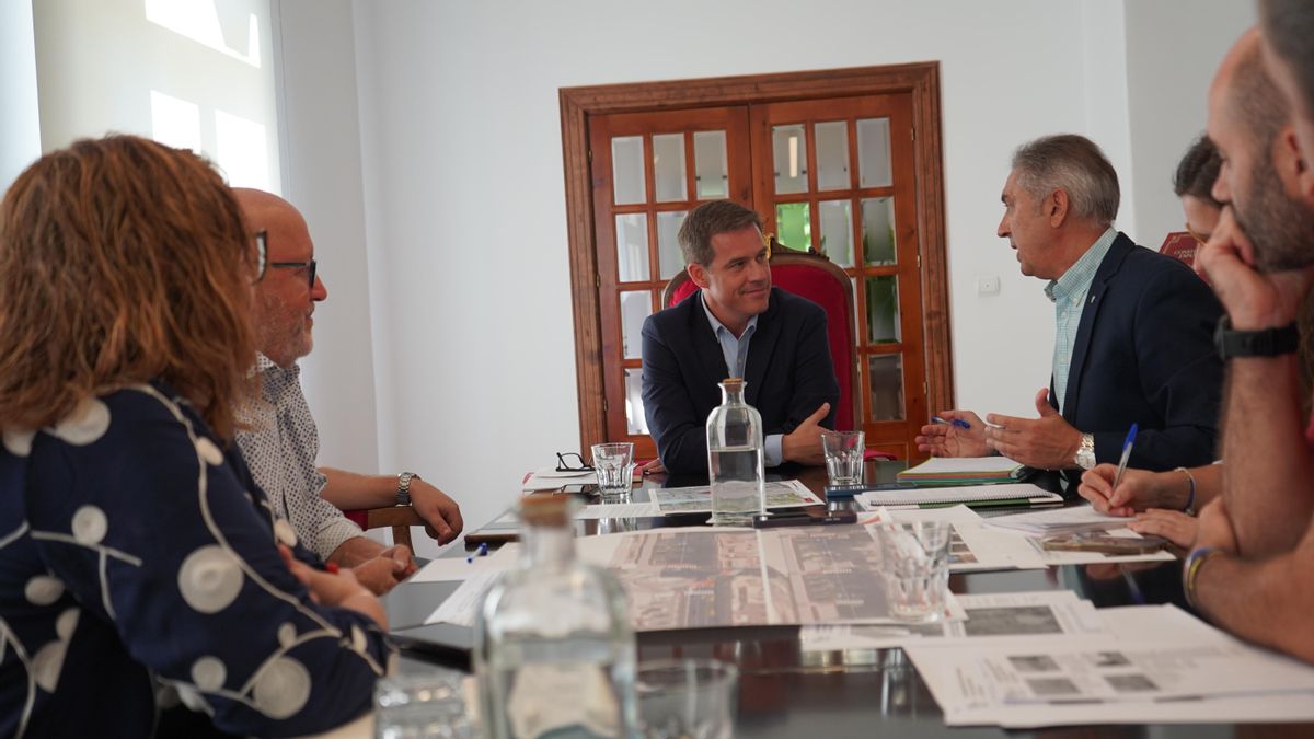 Imatge de la reunió de l'alcalde de Xàtiva, Roger Cerdà, amb representants d'Adif.