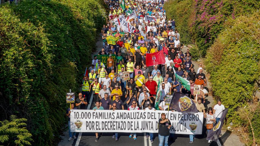El sector del taxi andaluz recurre al Constitucional en busca de "justicia" ante el decreto de la Junta que regula los VTC
