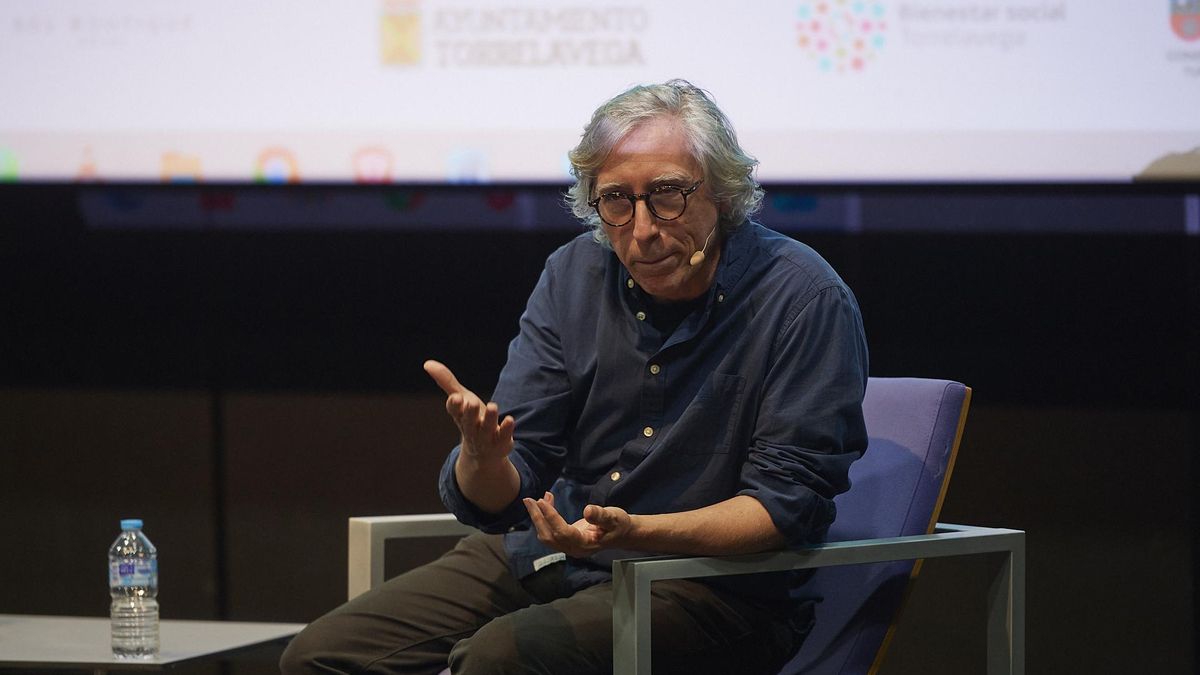 Trueba se dirige al público.