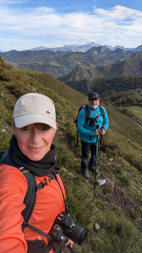 Carlota y Chus, en una ruta de montaña.