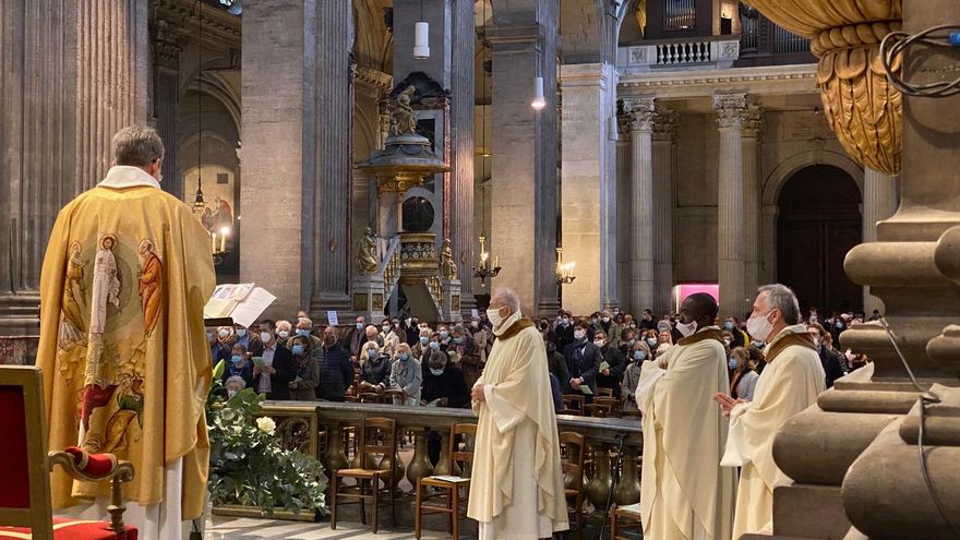 El sacerdote Henri de la Hougue celebra una misa en el Día de Todos los Santos.