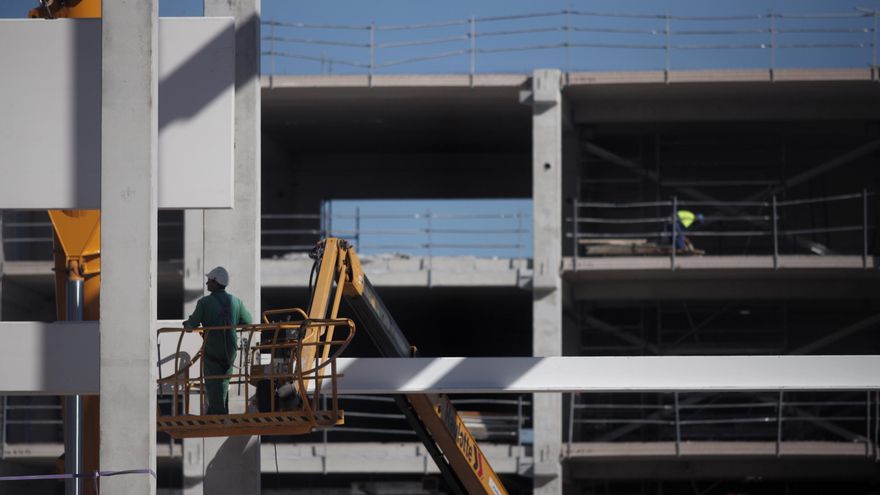 Varios obreros trabajan con maquinaria de construcción en las obras del nuevo Hospital de Emergencias de la Comunidad de Madrid