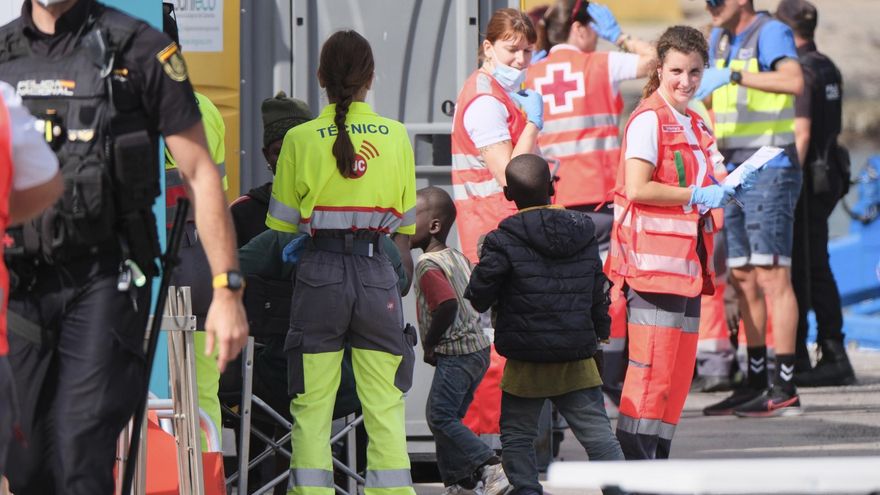 Salvamento desembarca en Gran Canaria a 72 personas, dos menores, de un cayuco mauritano