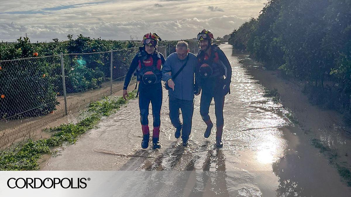 Rescatan a un hombre atrapado en su coche en una zona inundada de Palma ...