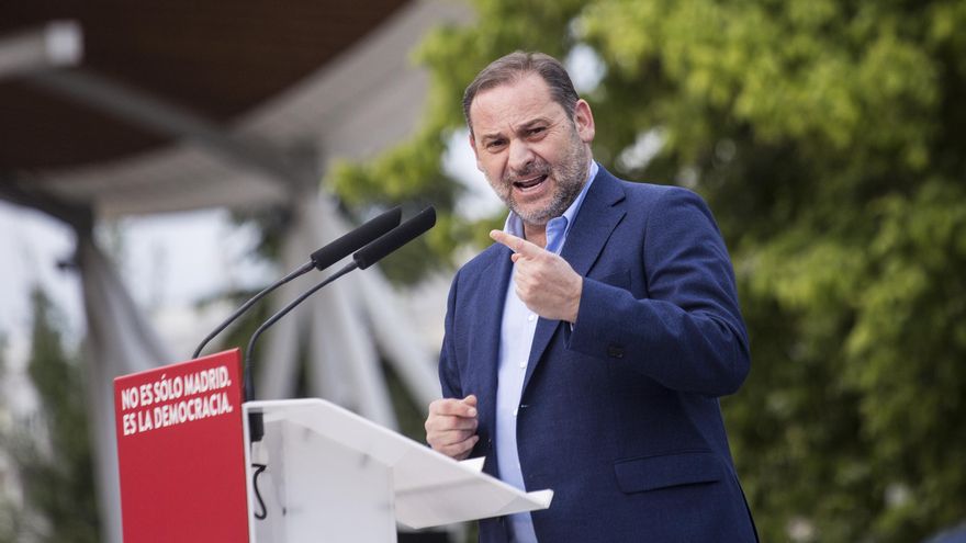 El ministro de Transportes, Movilidad y Agenda Urbana, José Luis Ábalos, durante un acto del partido en el barrio de Aluche a 1 de mayo de 2021, en Madrid (España)