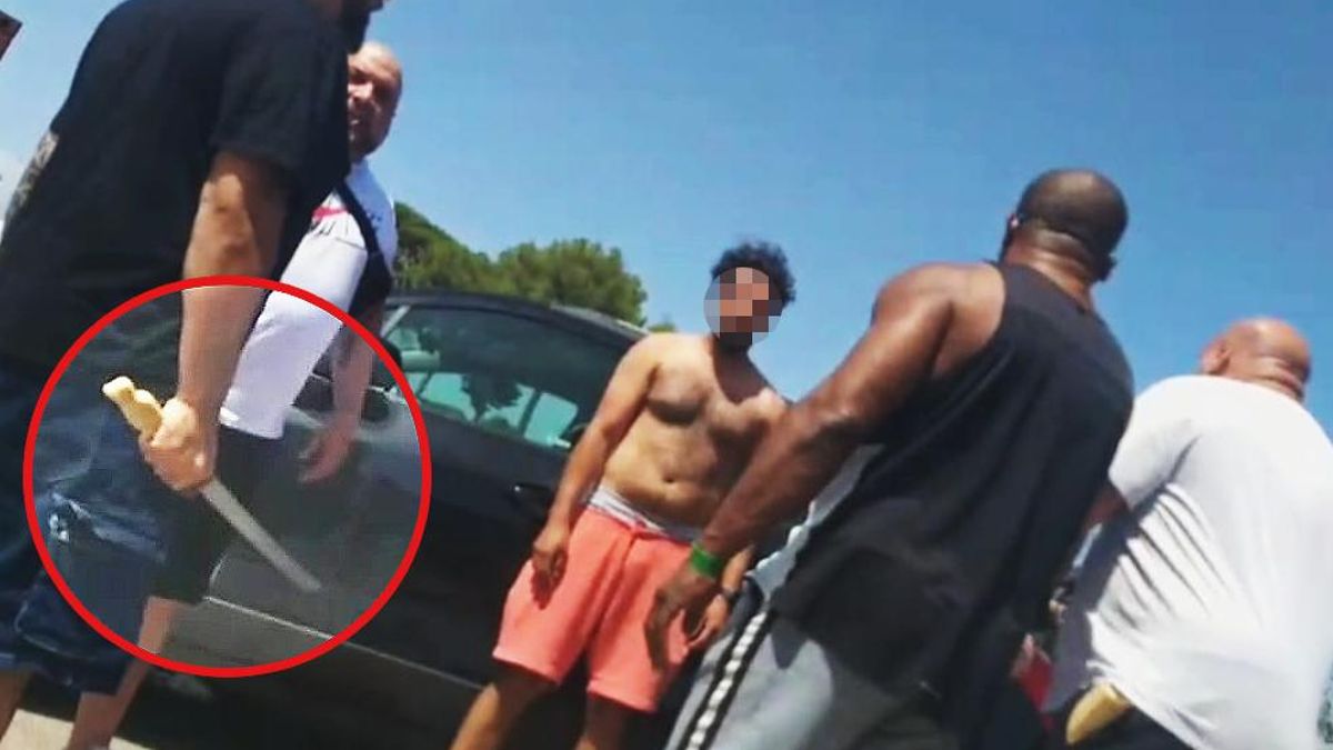 Uno de los asaltantes de Aldaia porta un machete en el asalto a una nave habitada por migrantes.