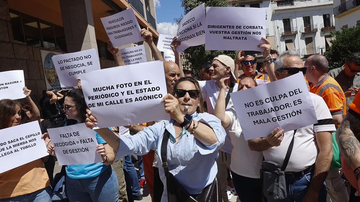 Protesta de trabajadores de Sadeco en la puerta del Ayuntamiento