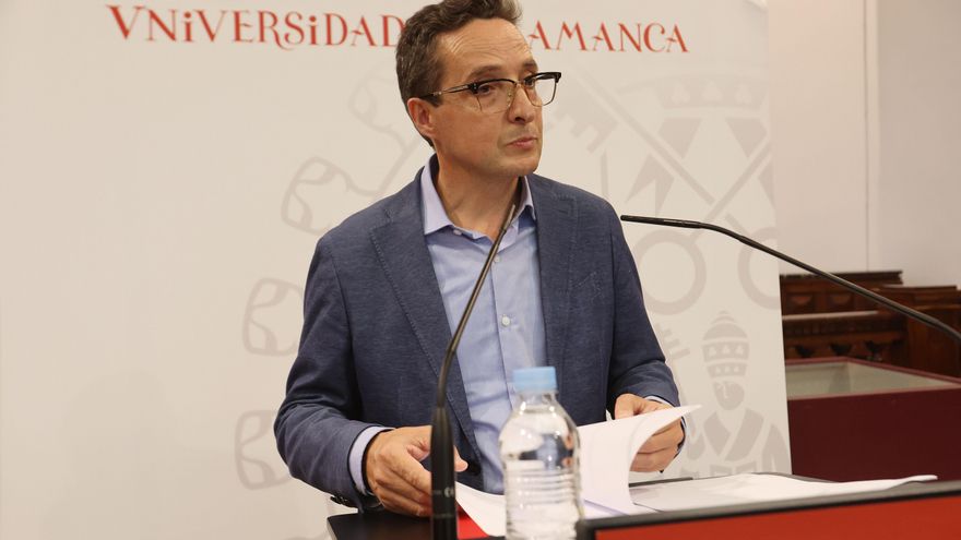 El rector de la Universidad de Salamanca dice que está siendo "acosado" para que dimita