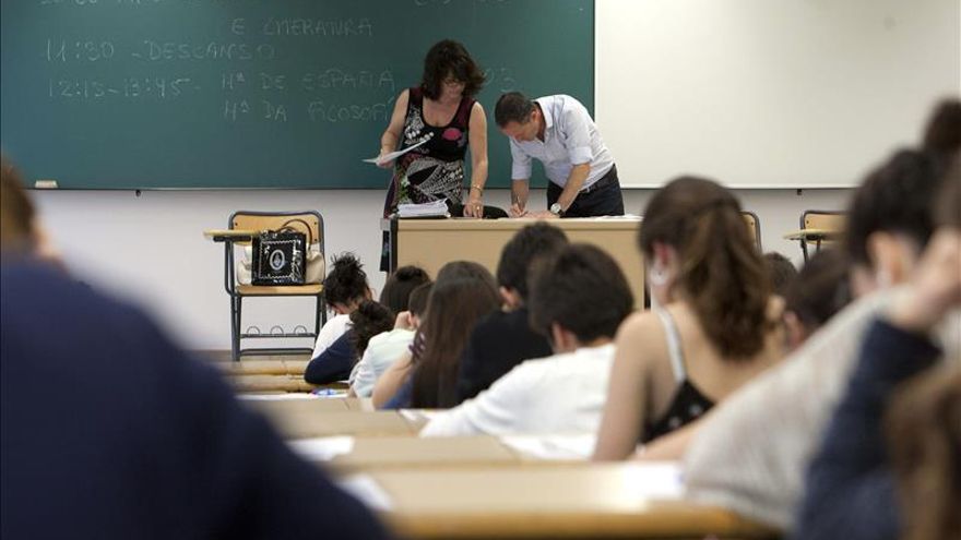 Educación acelera este curso la tramitación de las becas