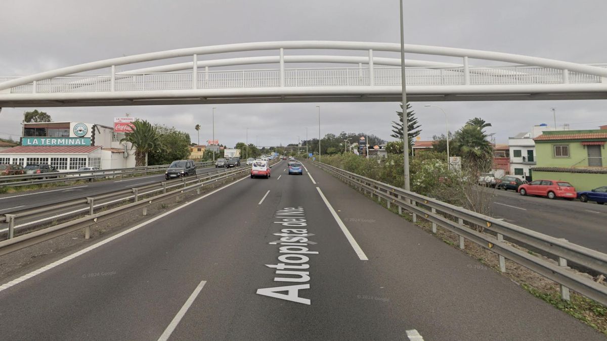 Tramo de la TF-5 en el que se construirá un tercel carril, con múltiples construcciones y vegetación a ambos lados.