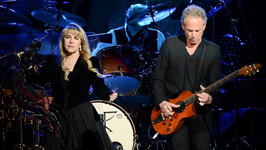 La vocalista de Fleetwood Mac, Stevie Nicks (i), y el guitarrista Lindsey Buckingham (d), durante un concierto