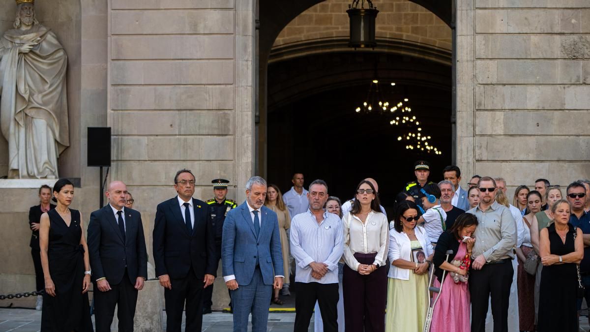 Instituciones y familiares homenajean a las víctimas de los atentados del 17-A en su noveno aniversario