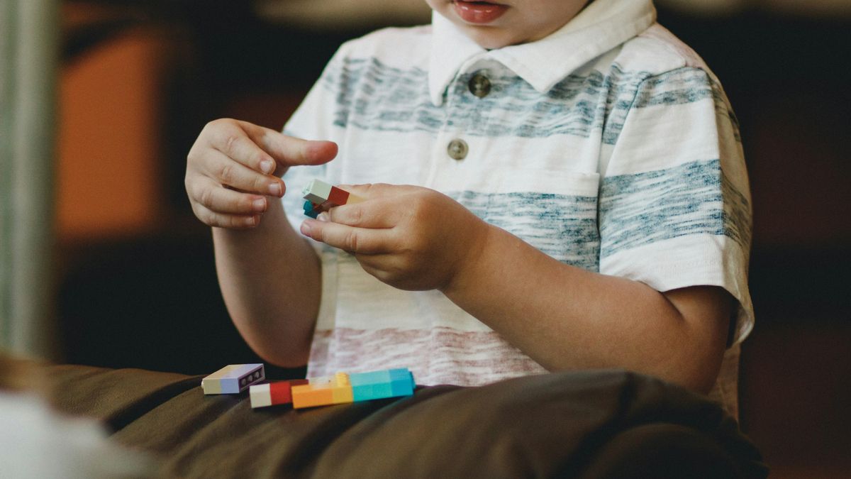 Descubren diferencias genéticas entre los casos de autismo que se diagnostican pronto y los que se detectan más tarde.