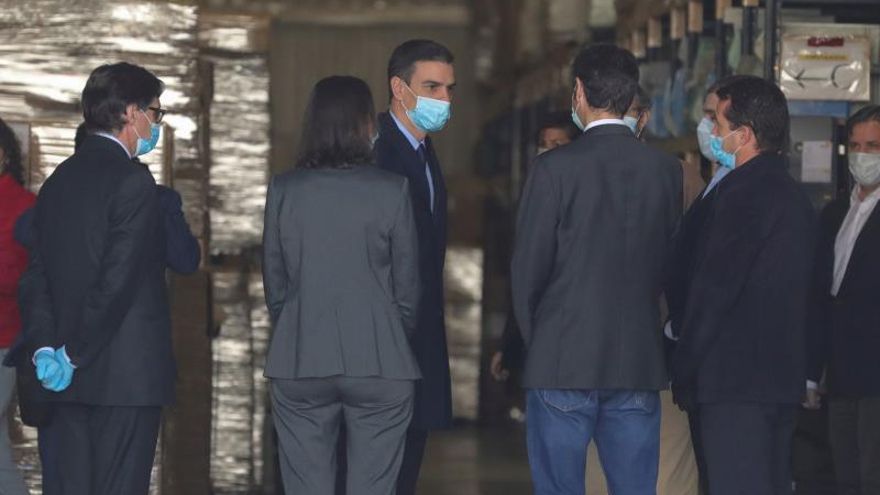 El presidente del gobierno, Pedro Sánchez (c), visita este viernes las instalaciones de la empresa Hersill, en Móstoles (Madrid).