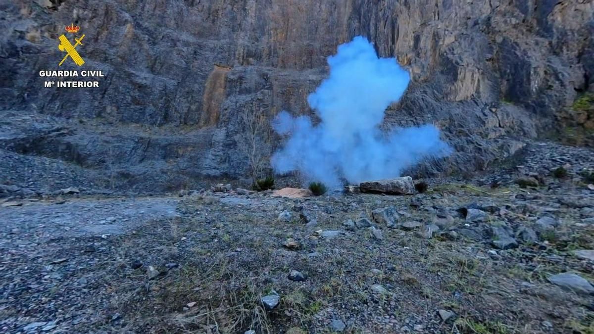 La Guardia Civil destruye cuatro extintores explosivos hallados en una vivienda de Carbajal de la Legua