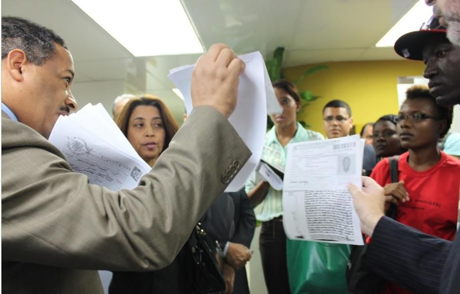 Existir en los papeles. Funcionarios de la Dirección de Cedulación muestran los documentos con los que los hijos de inmigrantes haitianos deben demostrar que nacieron en la República Dominicana, para acogerse al Plan de Regularización impuesto por el Gobierno/ ©Ana Paola van Dalen