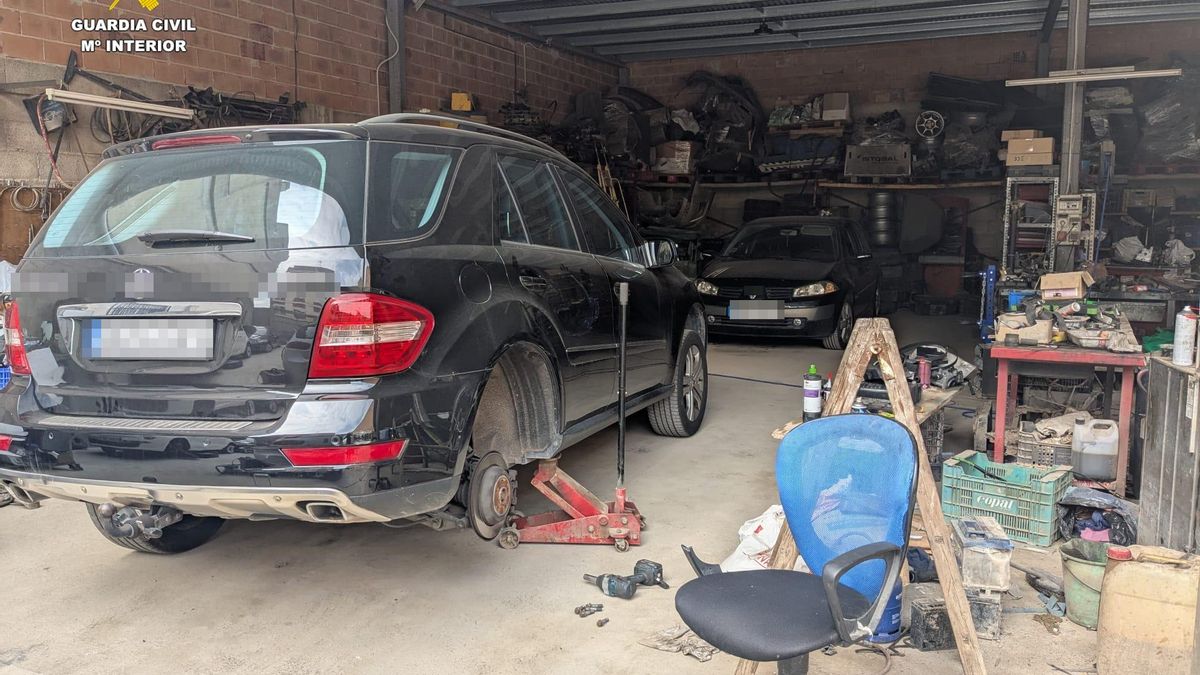 Un vehículo dentro del taller desmantelado en Guadassuar.