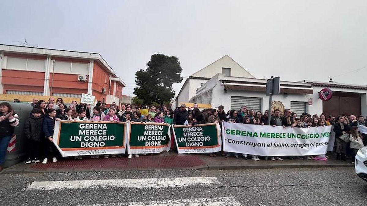 Cuando llueve más dentro del aula que en la calle: protestas en varios colegios de Sevilla por el estado de las instalaciones