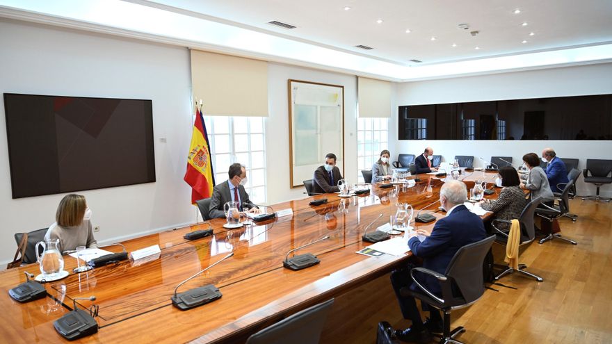 El presidente del Gobierno, Pedro Sánchez (3i), la ministra de Sanidad, Carolina Darias (3d), y el ministro de Ciencia (2i), durante la reunión con investigadores del CSIC para hablar específicamente de vacunas, este lunes en el palacio de la Moncloa.- EFE/ Moncloa/ Borja Puig de la Bellacasa
