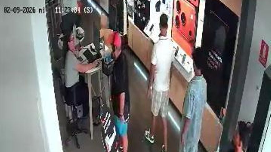 A plena luz del día y a cara descubierta: cuatro jóvenes se llevan varios teléfonos de una tienda