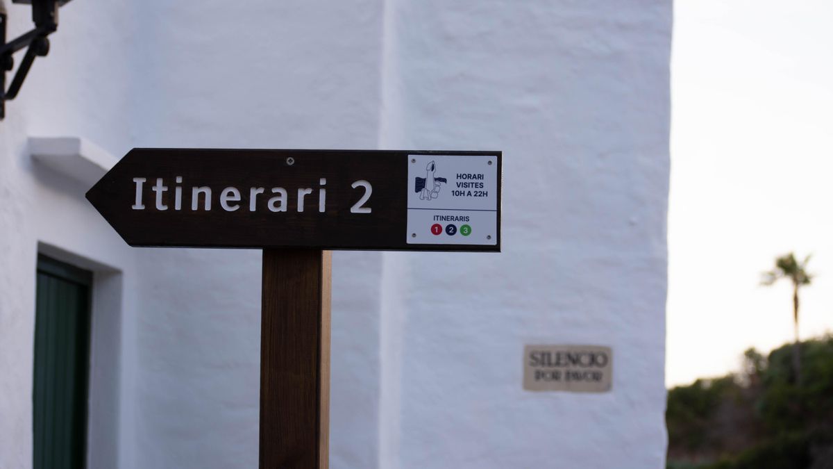 Un cartel con uno de los itinerarios ideados por los vecinos.