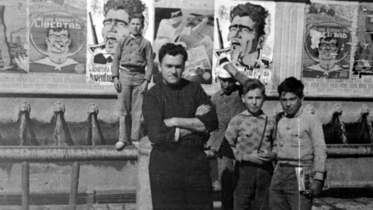 Una de las fotografías tomadas por Arturo Lodeiro en Chiva, con cartelería del Frente Popular de fondo.