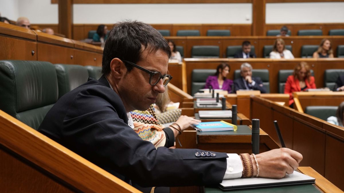 El jefe de la oposición, Pello Otxandiano, tomando notas