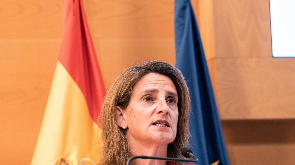Archivo - La vicepresidenta y ministra para la Transición Ecológica y Reto Demográfico, Teresa Ribera, ofrece una rueda de prensa, en la sede del Ministerio, a 24 de abril de 2023, en Madrid (España). (Foto de archivo).