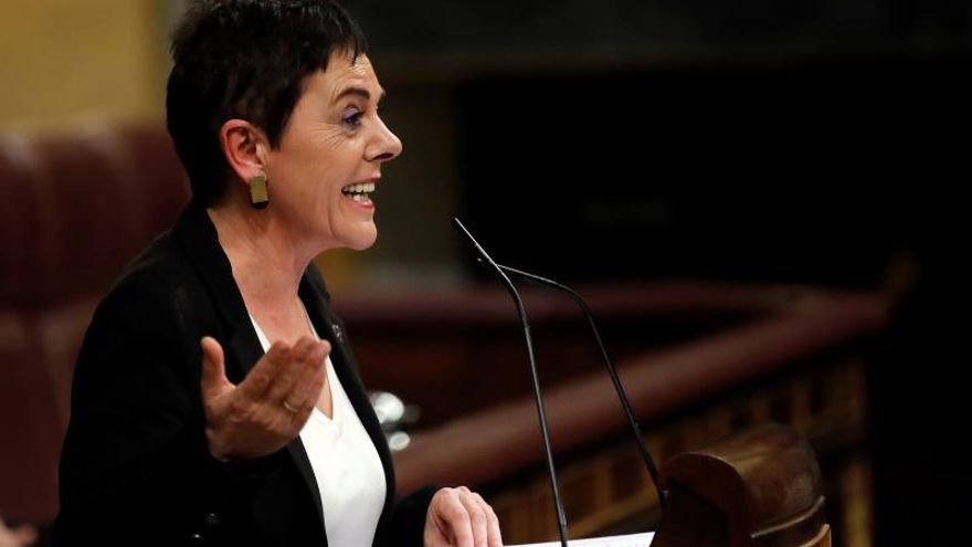 La portavoz de EH Bildu en el Congreso, Mertxe Aizpurua, interviene durante la segunda jornada del debate de investidura de Pedro Sánchez como presidente del Gobierno este domingo en el Congreso de los Diputados, en Madrid.