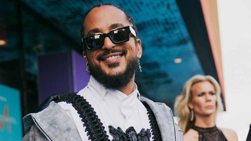 Slimane, representante de Francia, en la alfombra turquesa de Eurovisión 2024