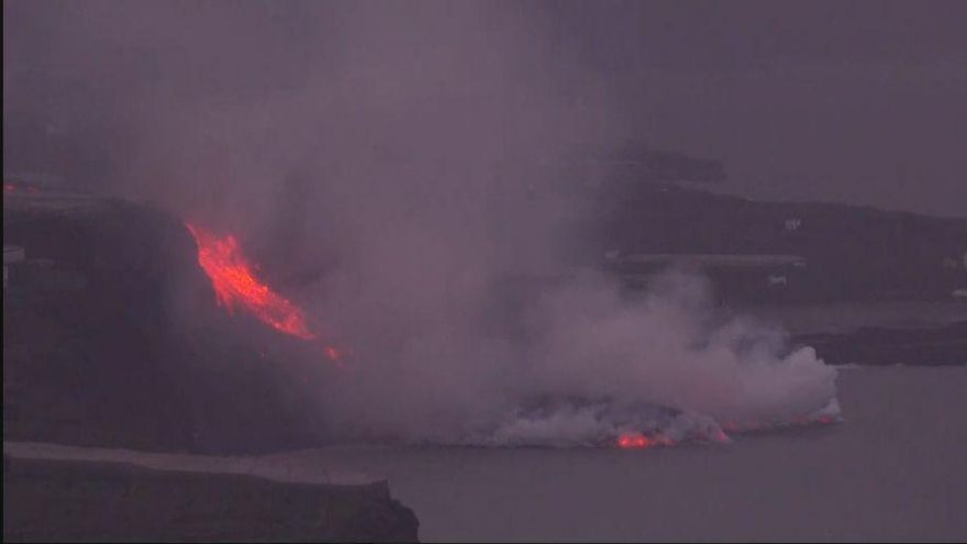 La lava del volcán de La Palma llega al mar