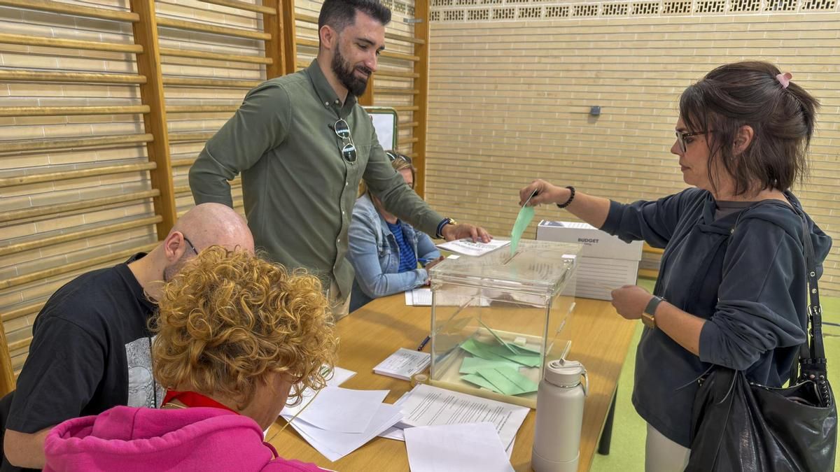 Una mujer ejerce su derecho al voto en las elecciones de Andalucía de este domingo en Sevilla.